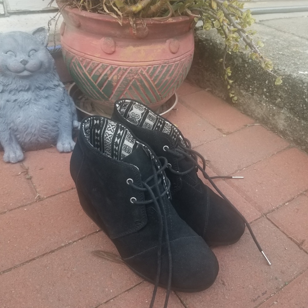 Toms black lace-up wedge booties 8W
